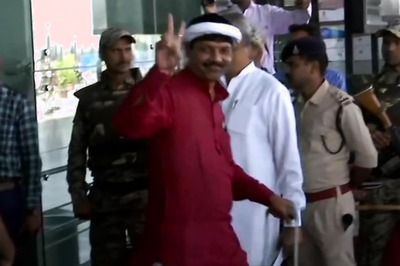 Flashing Victory Signs, Congress MLAs Return to Bhopal from Jaipur Ahead of Floor Test, Claim Support of Rebels