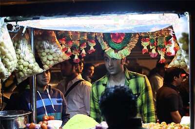 Ranbir eats 'paani puri' as crowd keeps count