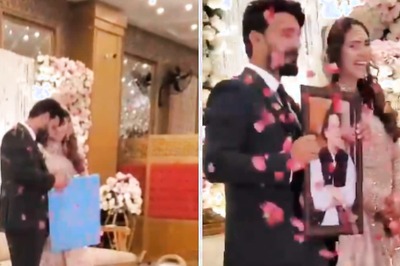 Man Gives Imran Khan's Photo As Wedding Present to His Bride, Watch Viral Video