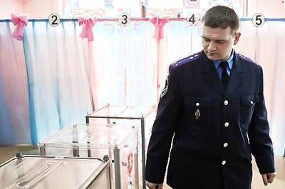 Tension escalates in Ukraine as EU imposes travel ban and asset freeze on Russians