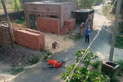 70-yr-old UP Man Carries Wife Body on Cycle for Cremation as Villagers Stay Away Over Covid Fear