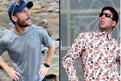 David Warner Poses Like Akshay Kumar from 'Hera Pheri,' Asks Who Did it Better