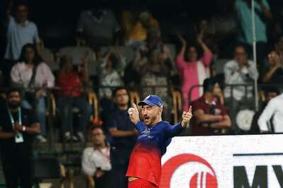 IPL 2024: RCB's Faf du Plessis Snatches a Blinder Out of Thin Air to Dismiss CSK's Mitchell Santner in High-Profile Playoff Decider - WATCH