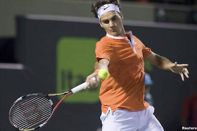 Federer edges into Miami fourth round