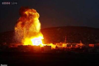 US-led coalition jets strike Kobani, Islamic State shells hit Turkey