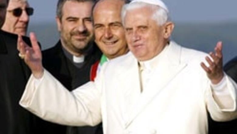 Pope Benedict arrives in Turkey