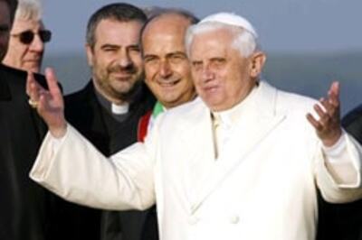 Pope Benedict arrives in Turkey