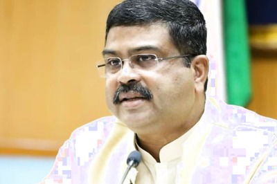Dharmendra Pradhan Meets Singapore PM, Discusses Cooperation in School Education and Research