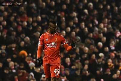 Mario Balotelli rescues Liverpool as top-4 race intensifies