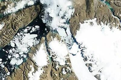 Iceberg breaks off Greenland glacier