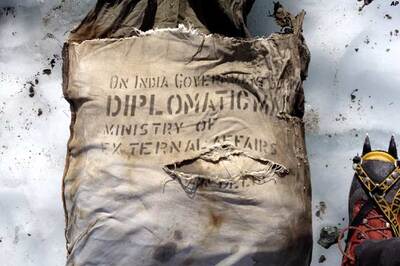 France hands over bag found near 1966 AI crash site