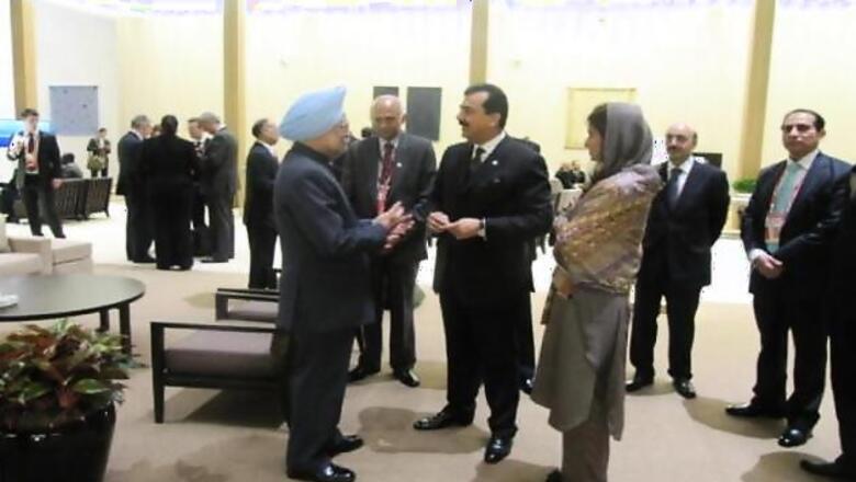 Manmohan, Gilani decide to intensify dialogue
