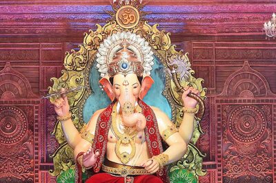 Reliance Industries Chairman Mukesh Ambani Offers Prayers at Mumbai’s Famed Lalbaugcha Raja