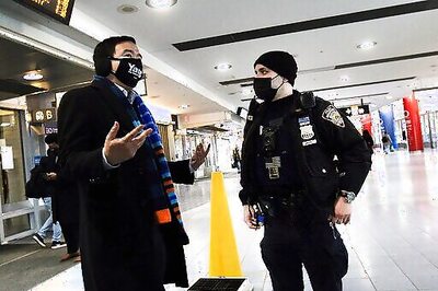 Andrew Yang Helps Photographer Facing Attack On Ferry