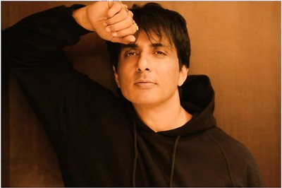 Sonu Sood Shares Video of Incessant Phone Notifications Asking for Help Regarding Covid-19