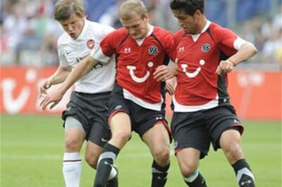 Fabregas strike separates Arsenal from Hannover 96