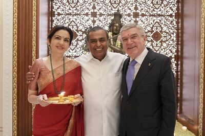 Nita, Mukesh Ambani Host IOC President Thomas Bach at Their Residence, Accord Traditional Welcome
