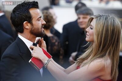 Jennifer Aniston and Justin Theroux to tie the knot next month