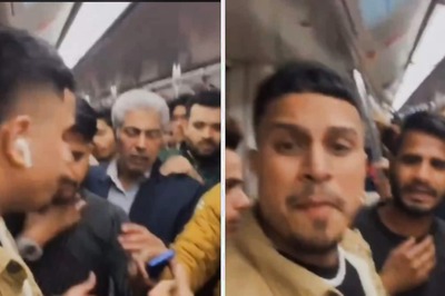 Watch: Man Shouts 'Maa Maine Chor Pakad Liya' After Nabbing Mobile Thief Inside Delhi Metro