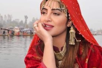 Bigg Boss Fame Arshi Khan Escapes Car Accident in Delhi, Hospitalised