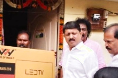 Karnataka Polls: ‘Smart’ Strategy or Election Gimmick? Cong MLA Distributes TV Sets to ‘Deserving’ Families