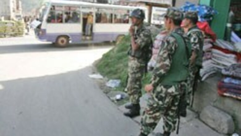 Nepal Maoists abduct 11 soldiers