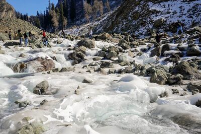 Kashmir Shivers at Sub-zero Temperature, Heavy Snowfall Blocks 250 Roads in Himachal