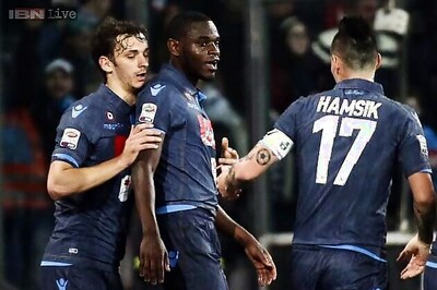 Duvan Zapata leads Napoli closer to Roma in Serie A