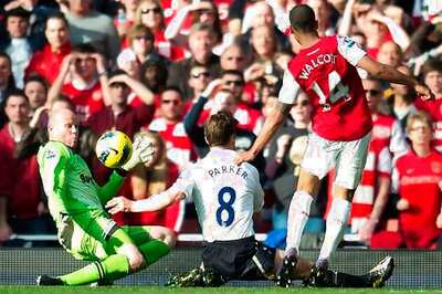 Walcott scores twice as Arsenal gun down Spurs