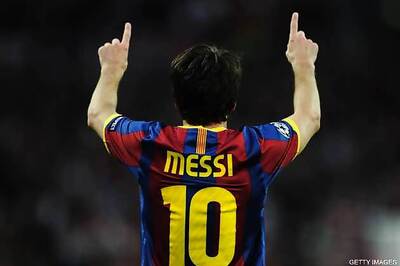 Messi scores twice as Barcelona beat Betis 2-0