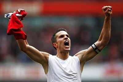 Van Persie puts Arsenal contract talks on hold