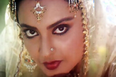 Rekha turns crooner with Lata song