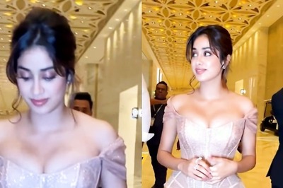 Sexy Janhvi Kapoor Turns Heads In Her Body Hugging Dress, Video Goes Viral