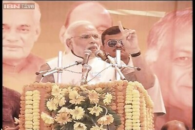 Congress adding communal colour to polls: Modi on Sonia-Imam meet