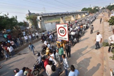 Hyderabad Cop Runs 2 Km to Clear Traffic Jam and Make Way for Ambulance, Wins Hearts