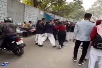 Watch: Two Girls Quarrel Outside Ranchi College; Internet Reacts
