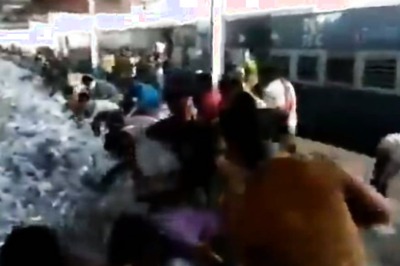 When Hunger Strikes Amid a Pandemic: Scores of Migrants Loot Food, Water Bottles at Delhi Railway Station