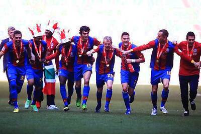 Veteran Phillips puts Palace back in Premier League