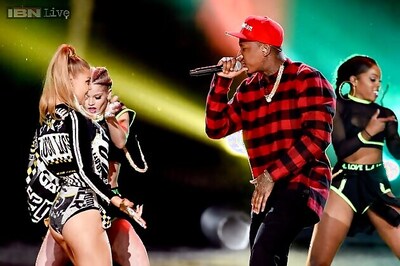 AMAs 2014: Fergie suffers wardrobe malfunction on stage