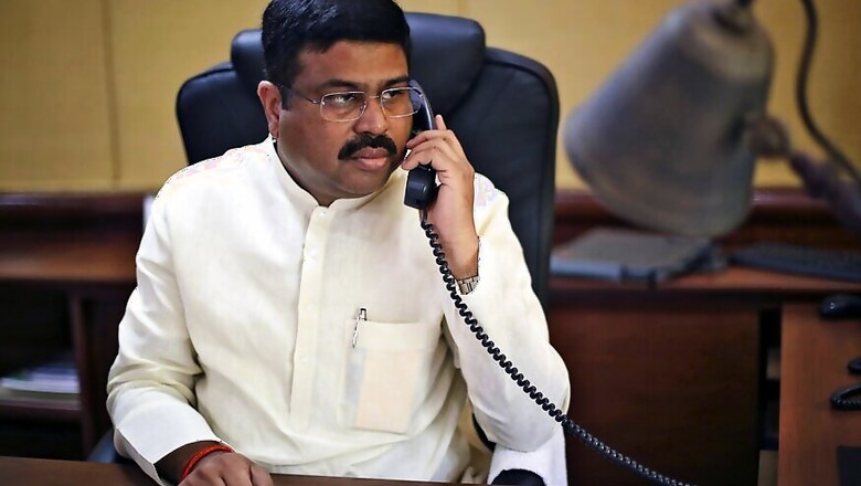 Union Oil Minister Orders Surprise Checks At Petrol Pumps in UP