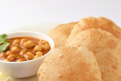 Chandigarh Man is Serving Free Chhole Bhature to Those Taking Covid-19 Booster Dose