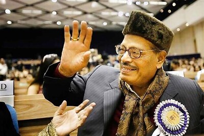 Manna Dey's condition is 'slightly better': Hospital sources