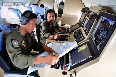 Search teams unclear whether oil, objects found in sea linked to lost AirAsia flight QZ 8501