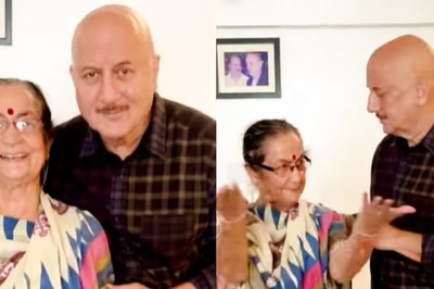 Anupam Kher Asks Mom Dulari to Pose for Pics; She Yells 'Tu Badnaam Kar Raha Hai' in ROFL Video
