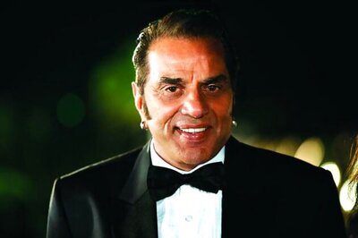 Dharmendra gets excited like a newcomer on sets