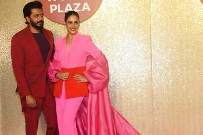 Riteish Deshmukh Teases Genelia Deshmukh For Her Long Train at The Jio World Plaza Launch; Watch