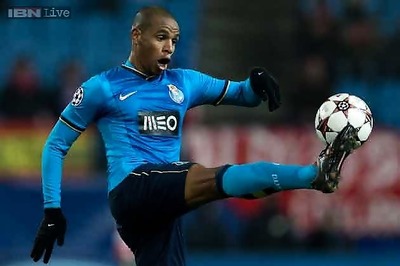 Manchester City complete signing of Fernando from Porto