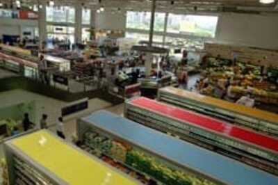 Food retailers bet on bigger stores