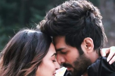 Kartik Aaryan Holds Birthday Girl Kiara Advani Close in 'Satyaprem Ki Katha' First Look; Watch
