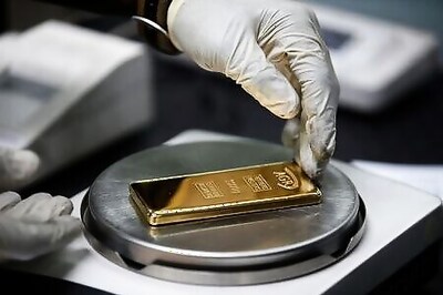 Gold Falls Below $2,000 Per Ounce as Dollar Steadies